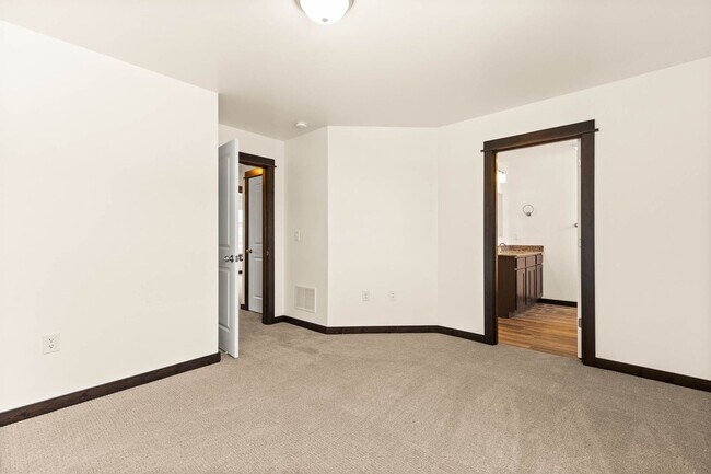 Foto del edificio - 2-Story Urban Triplex at a modern community featuring 3 Bedrooms 3 Bathrooms