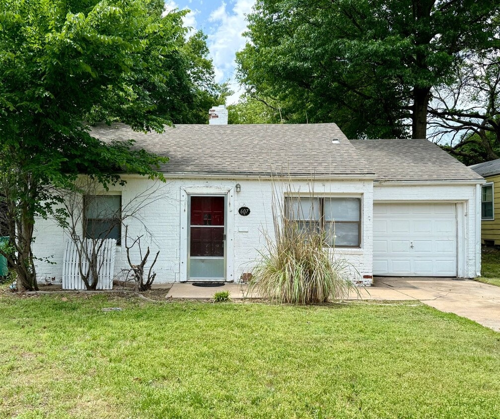 Primary Photo - 2 Bedroom at Kellogg and Oliver