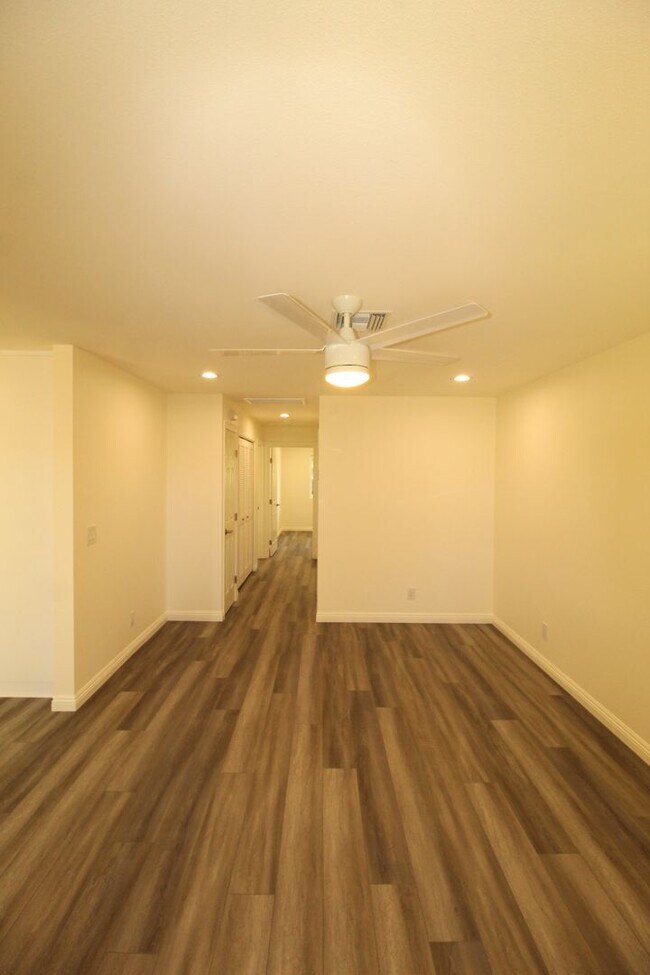 Foto del edificio - Remodeled 2+1 Upstairs Parkside Condo