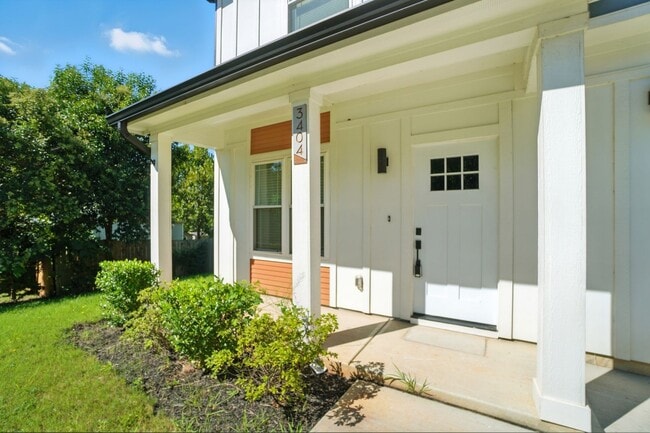 Building Photo - Modern 3-Bedroom Home with Fenced Yard & U...