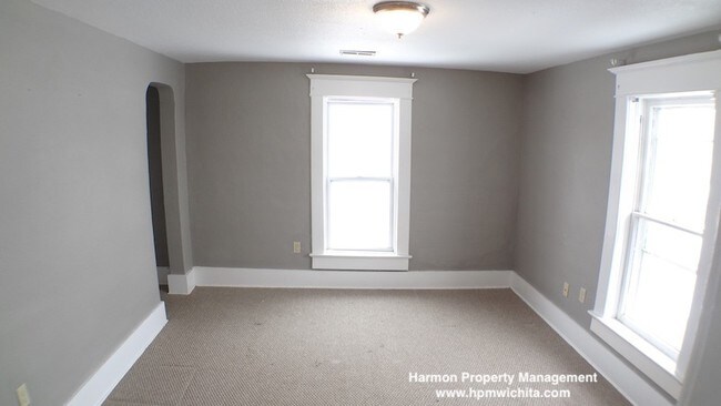 Building Photo - Large 1 Bed 1 Bath Upstairs Apartment Near...