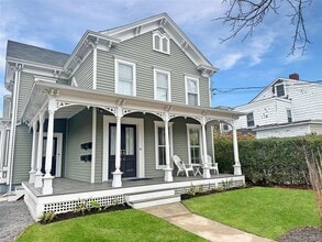 Building Photo - 611 Main St