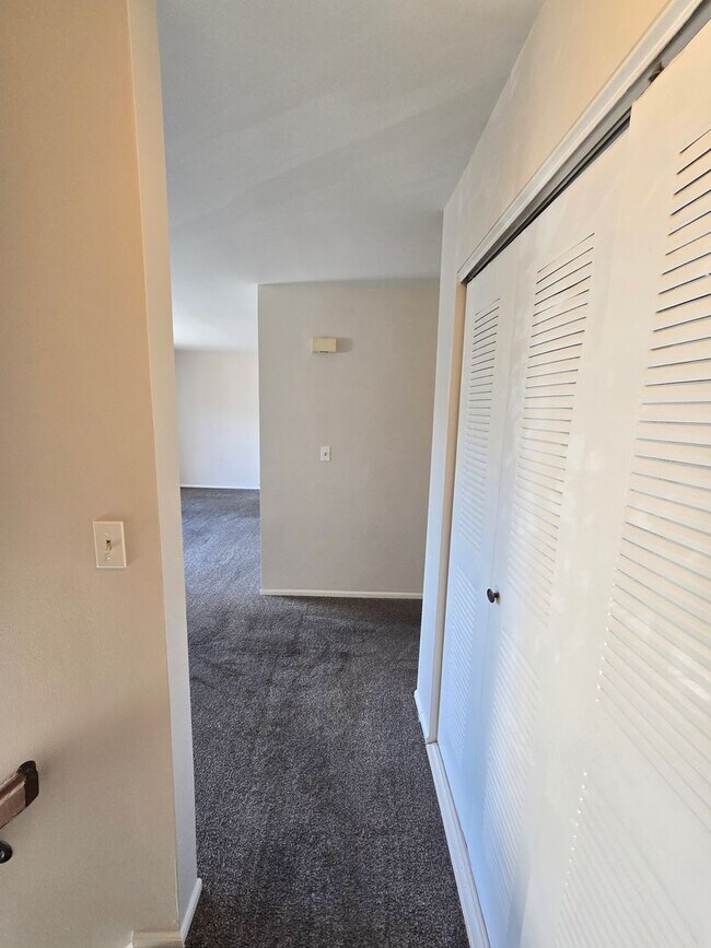 Building Photo - Commuter's delight! Freshly painted, 2-bed...