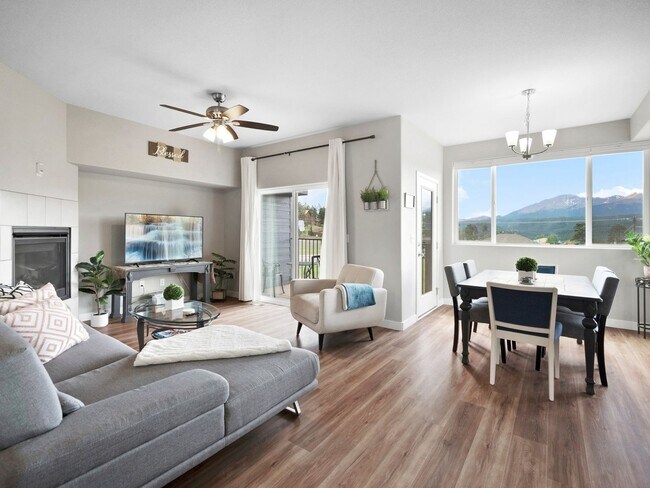 Building Photo - 3 Bedroom Townhome in Woodland Park