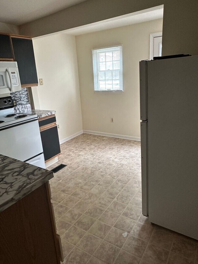 Building Photo - Little Italy 2 bedroom apartment