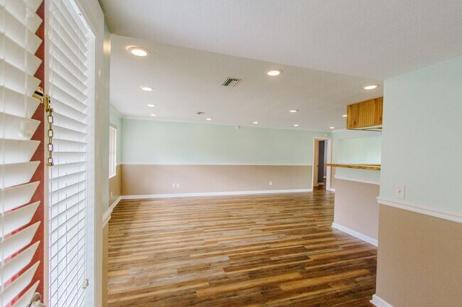 Building Photo - 3 bed 2 bath SFH Oakhurst Acres