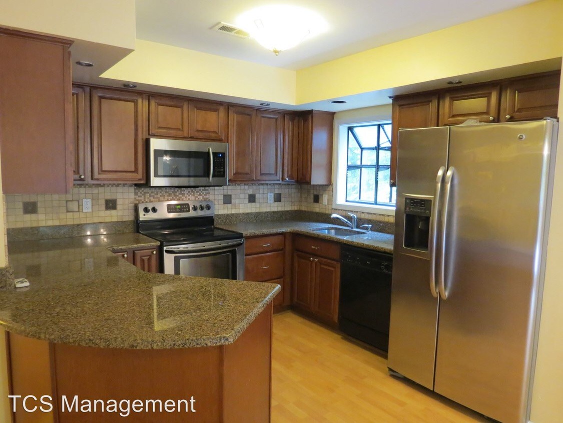 Primary Photo - 415 Heatherwood Dr