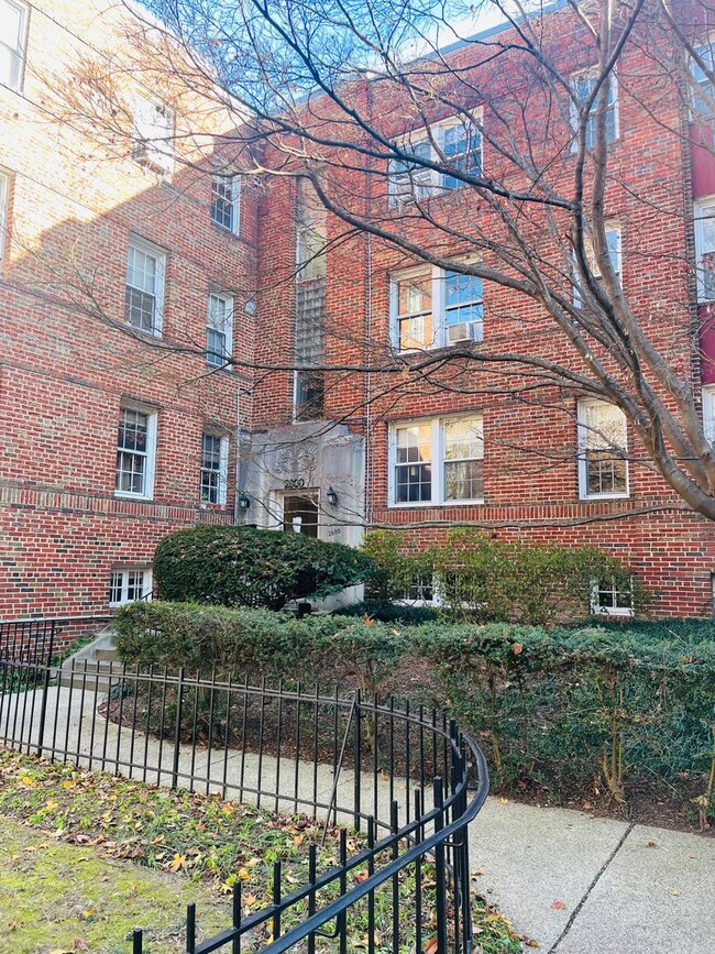 Building Photo - Charming 1-bedroom co-op unit