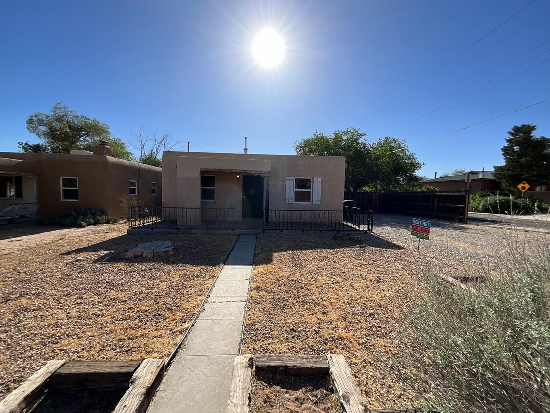 Primary Photo - 2 Bedroom Single Family Home with 1 Bedroo...