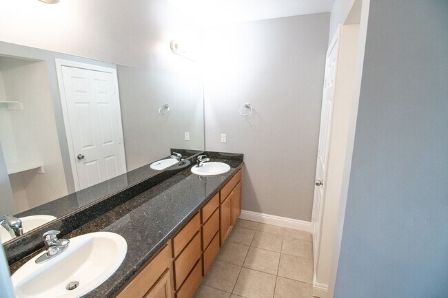 Foto del edificio - Clean & Spacious 1 Bedroom Apartment with ...