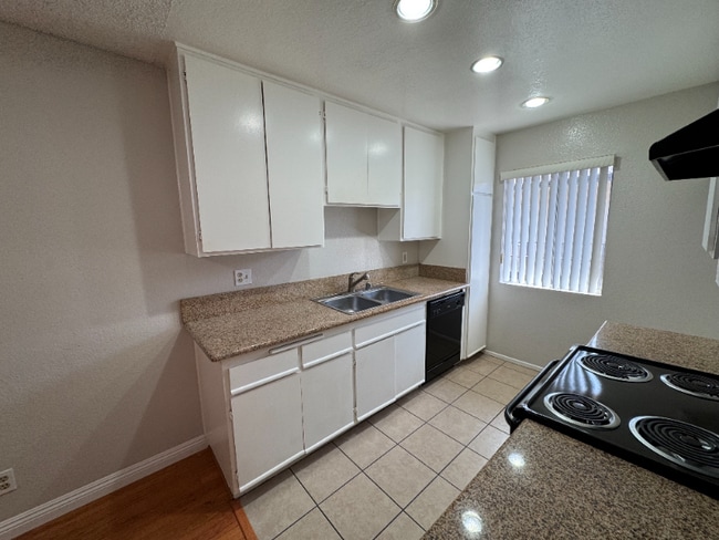 Building Photo - 626 E Verdugo Ave