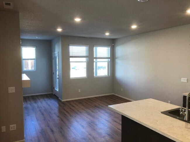Foto del edificio - $500 OFF FIRST MONTHS RENT! Beautiful 3 be...