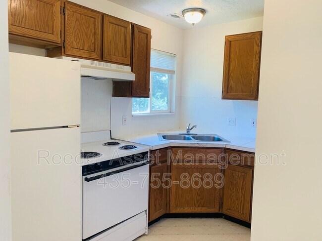 Foto del edificio - 242 N Harrisville Rd