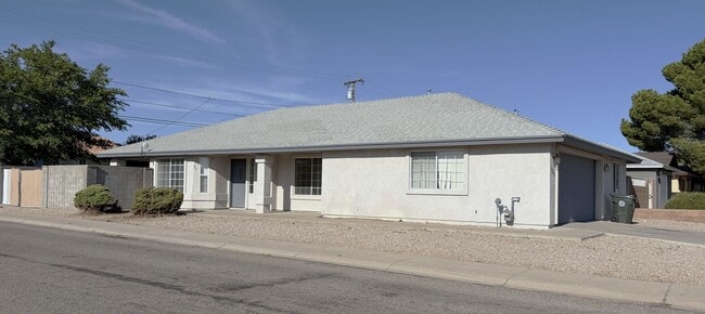Foto del edificio - Corner Lot Living with a Covered Patio and Spacious Split Floor Plan