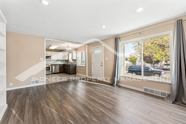 Building Photo - Charming Home with Washer/Dryer and Fenced...