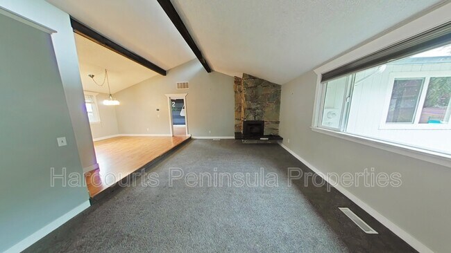 Foto del edificio - 562 NE Silver Pine Dr