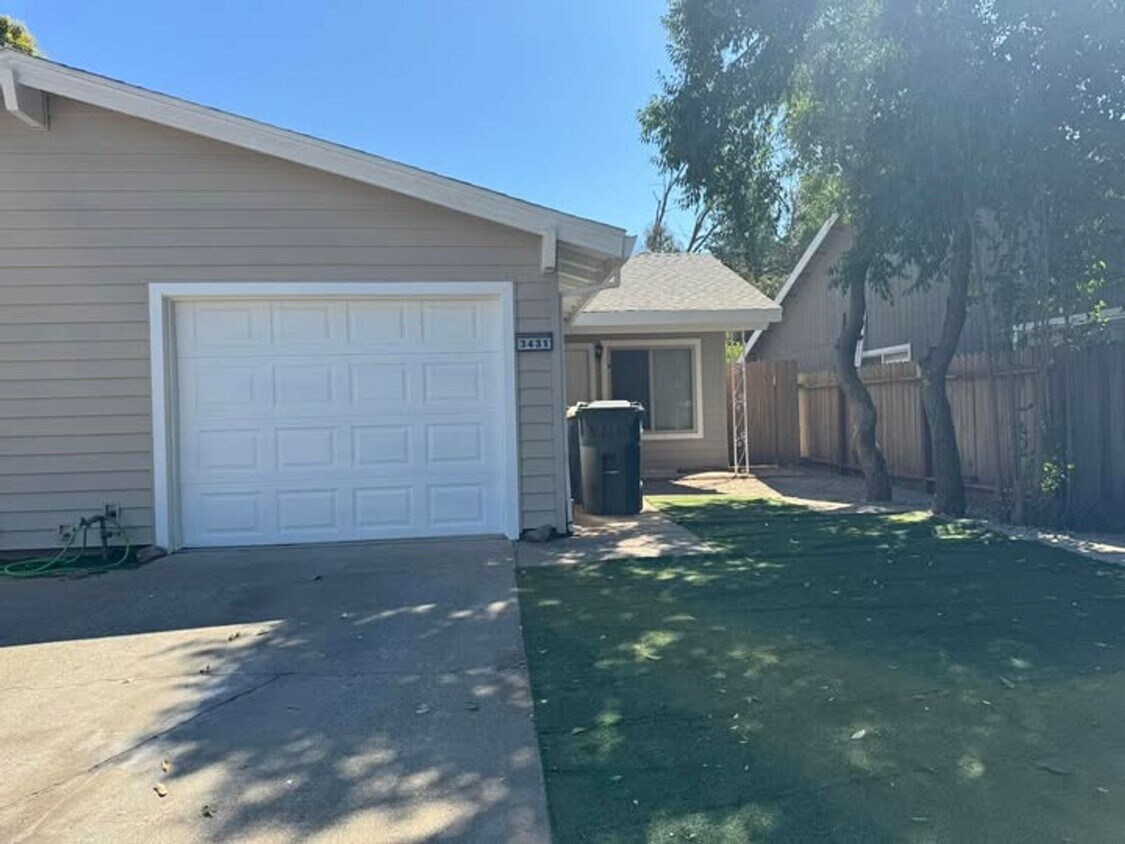 Foto principal - 3429-3431 Viking Drive