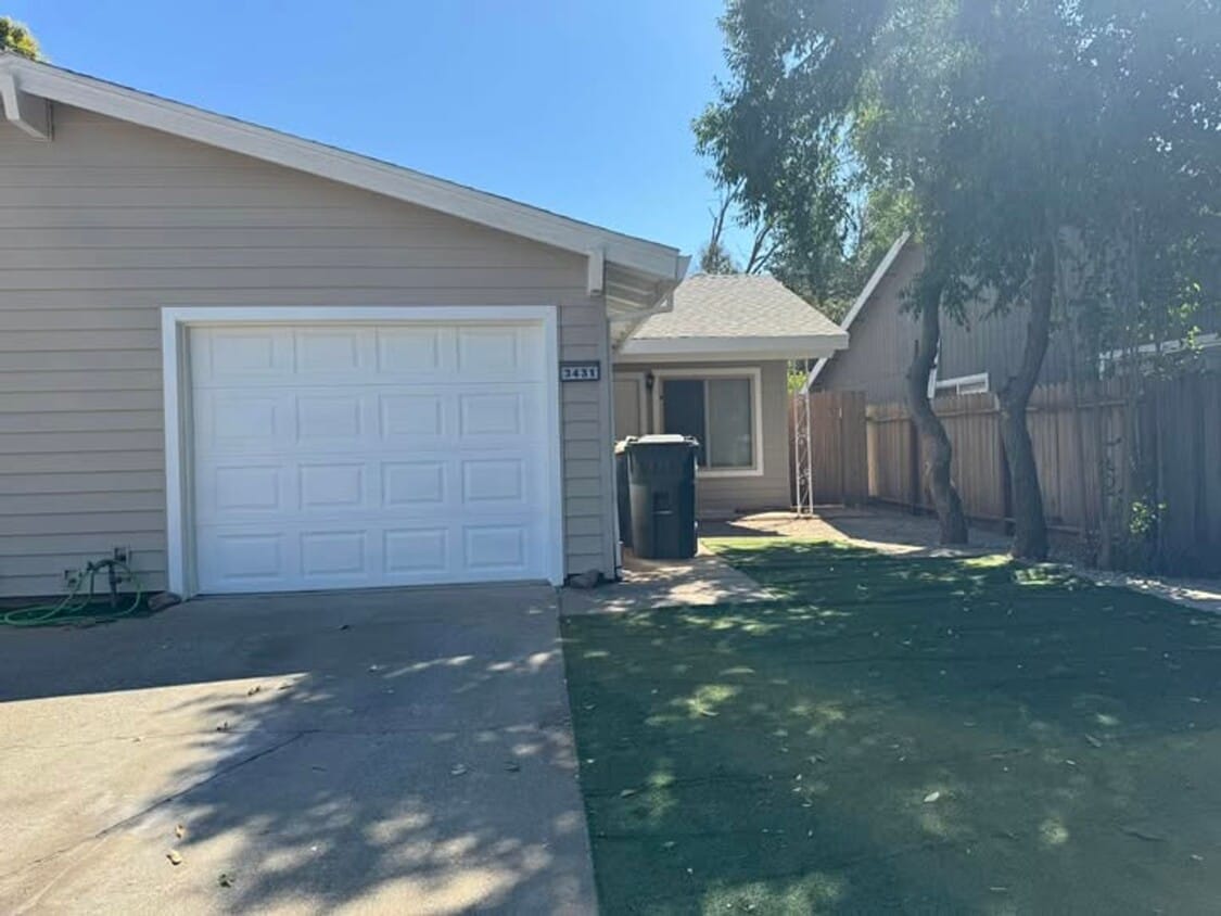 Primary Photo - 3429-3431 Viking Drive