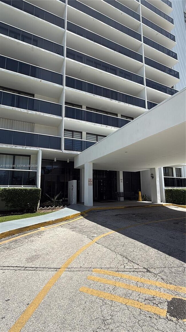 Foto del edificio - 3675 N Country Club Dr