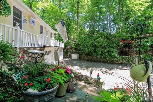 Foto del edificio - 28 Turners Lake Dr