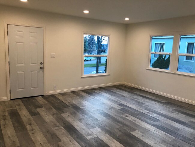 Building Photo - 1035 W Glenoaks Blvd