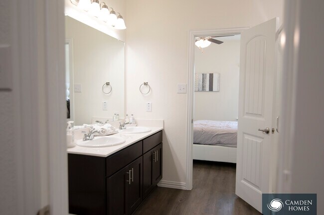 Foto del edificio - 2325 Camryn Ln