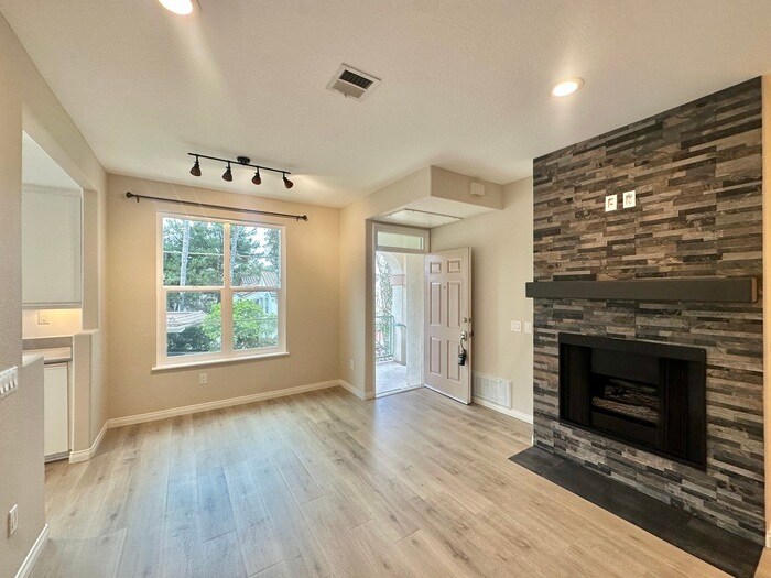 Foto principal - Second Floor Updated 2 BD / 2 BA In Carmel...