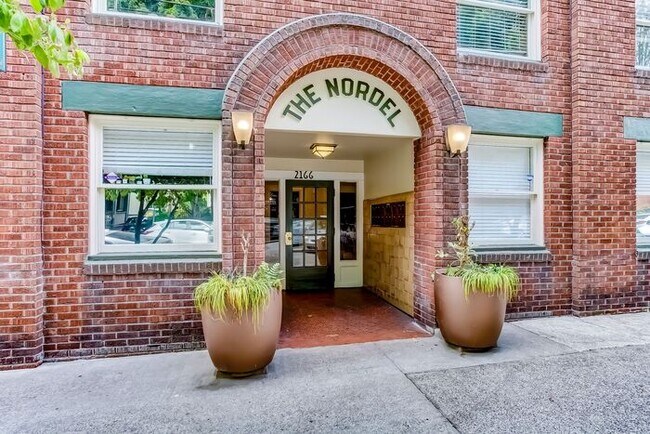 Foto del edificio - Beautiful Vintage Studio Near 23rd !!