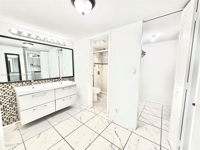 Foto del edificio - 3301 N Country Club Dr
