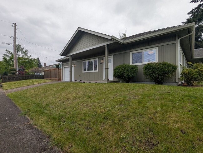 Building Photo - Great 2-Bed/1-Bath Near Coburg Road!