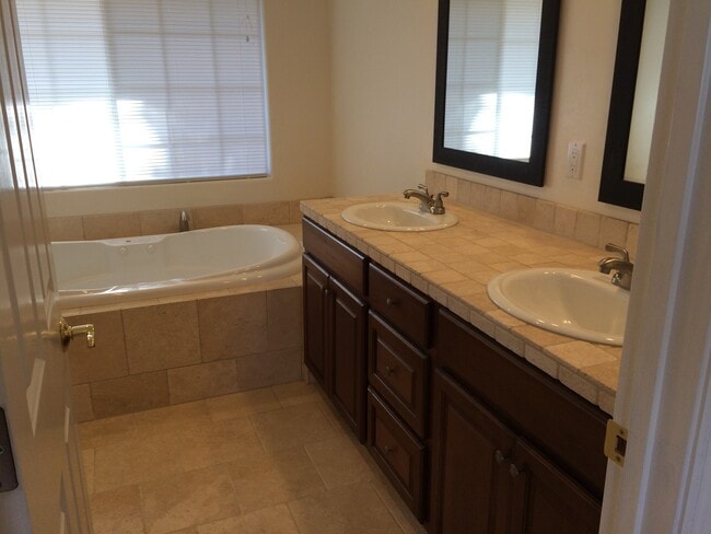 Building Photo - Great 3 Bedroom 3 Bath House in Monterey Fishermans Flats Neighborhood