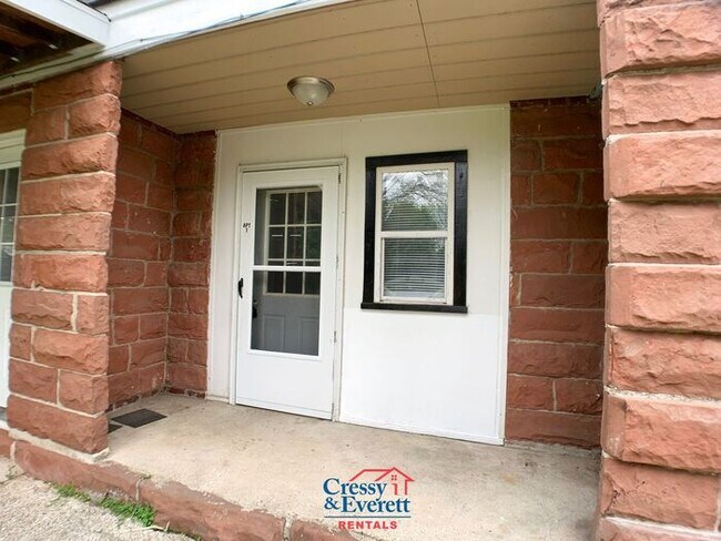 Foto del edificio - Cute 2 Bedroom Lower Unit