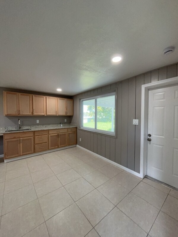 Building Photo - 562 Hartley Pl