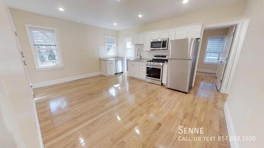 Foto principal - Spacious 4-Bed, 2-Bath Near Porter Square ...