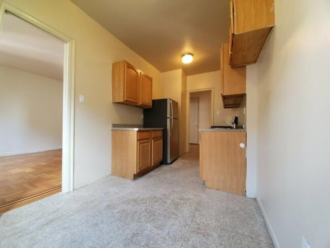 Foto del edificio - 3 bedroom in BRONX NY 10467