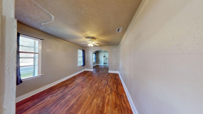 Building Photo - Beautiful 2 Bed/1 Bath +Bonus Room Single ...