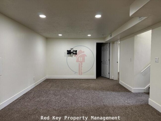 Building Photo - Stansbury Ave Duplex