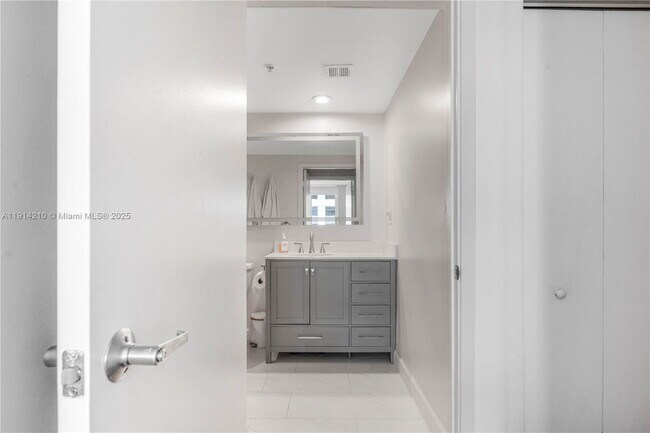 Foto del edificio - 335 S Biscayne Blvd