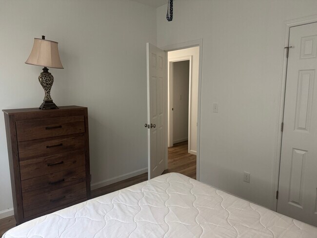 Foto del edificio - Room in Duplex on S Alston Ave