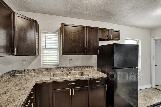 Building Photo - 2608 Larkspur Ave