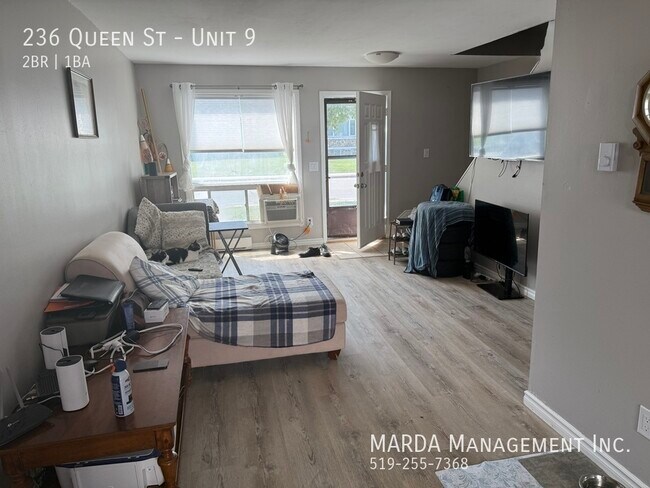 Building Photo - NEWLY RENOVATED 2 BED/1 BATH TOWNHOUSE - I...