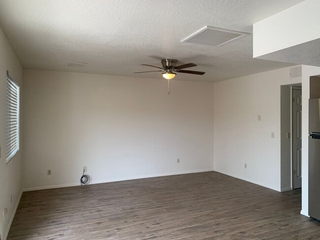 Building Photo - FOUR-PLEX SINGLE LEVEL APARTMENT - CLARKDALE