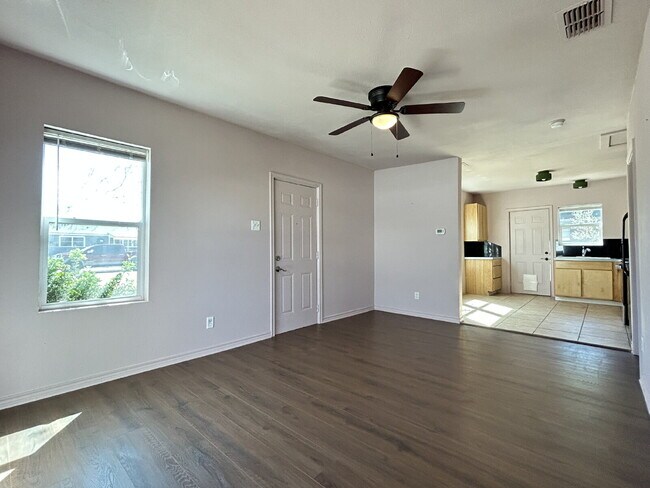 Building Photo - Indulge in the charm and comfort of a cozy, inviting home!