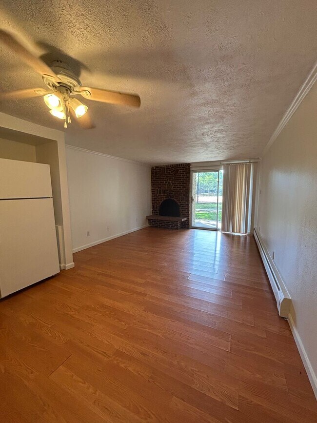 Building Photo - Ground Floor 1 BR/1 BA in Secured Bldg!