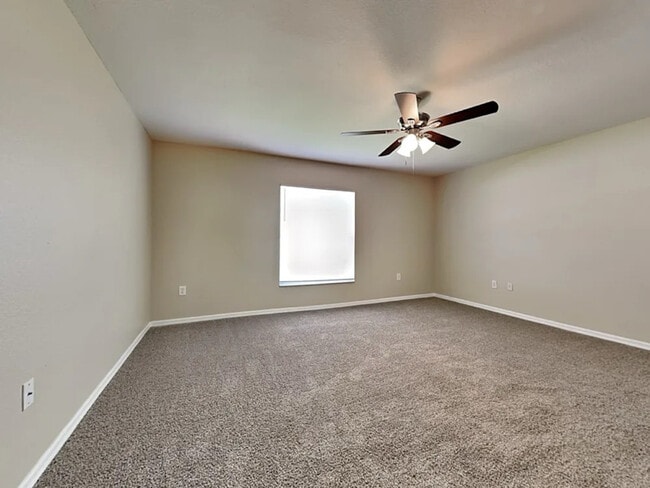 Building Photo - 3204 Thoroughbred Loop N