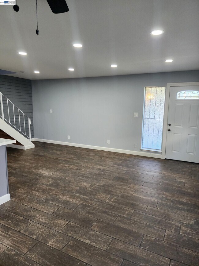 Foto del edificio - 4985 N Holt Ave