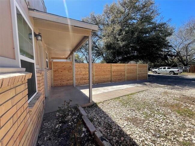 Foto del edificio - 1115 Brookswood Ave