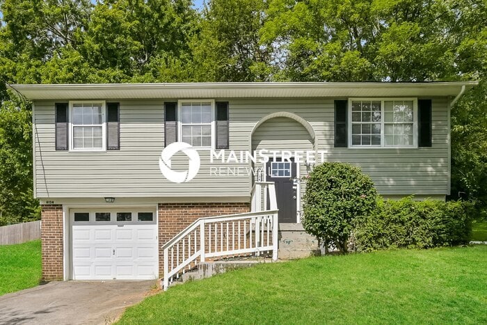 3 Bedroom Pet-Friendly Home in Knoxville, TN with Main Street Renewal - 3 Bedroom Pet-Friendly Home in Knoxville, TN with Main Street Renewal