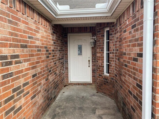 Building Photo - 911 SW Cheyenne Dr