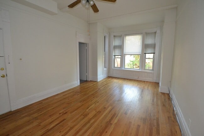 Building Photo - Lincoln Park / DePaul - 2 Bed / 1 Bath - I...